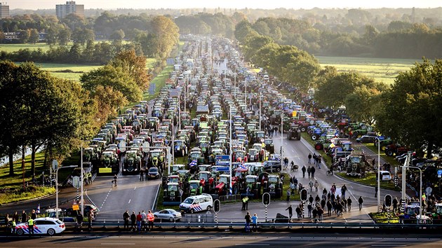 Zemdlci stovkami traktor zablokovali silnici u nizozemského Bilthovenu. (16....