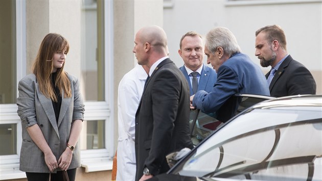 Prezident Milo Zeman ped stedn vojenskou nemocnic v Praze, kam pijel na tydenn rekondin pobyt. Vlevo jeho dcera Kateina. (17. jna 2019)