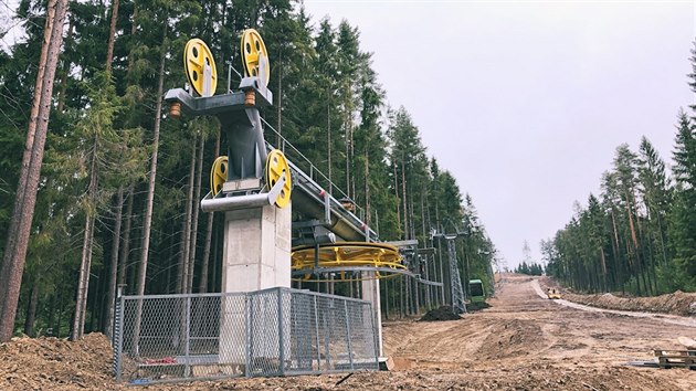 Pohled od doln stanice na sjezdovku, kde bude snowcrossov tra.