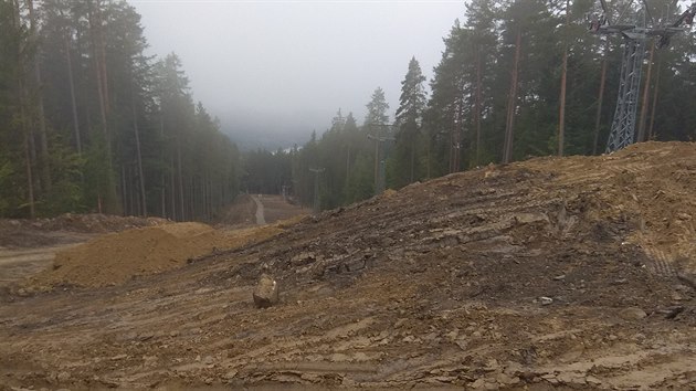 Pohled od horn stanice na sjezdovku, kde bude snowcrossov tra.