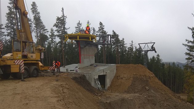 Lanovku pohn motor umstn v podzemn sti horn stanice.