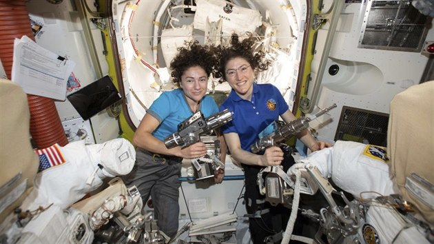 Americk astronautky Christina Kochov a Jessica Meirov se jako prvn ist ensk tm vydaly do volnho vesmru. (18. jna 2019)
