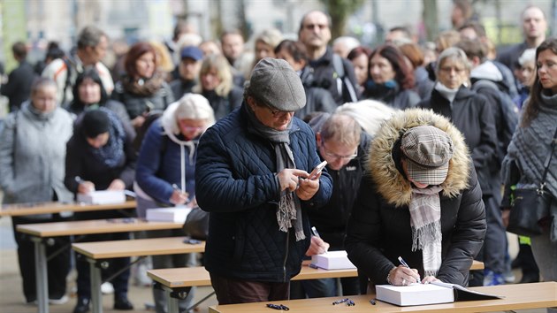 Lid ped ofnem podepisuj kondolenn knihy. (11. jna 2019)