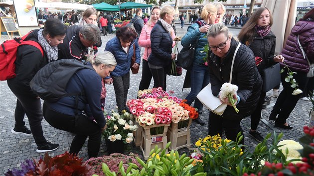 Lid mc na posledn rozlouen s Karlem Gottem nakupovali kvtiny. (11. jna 2019)