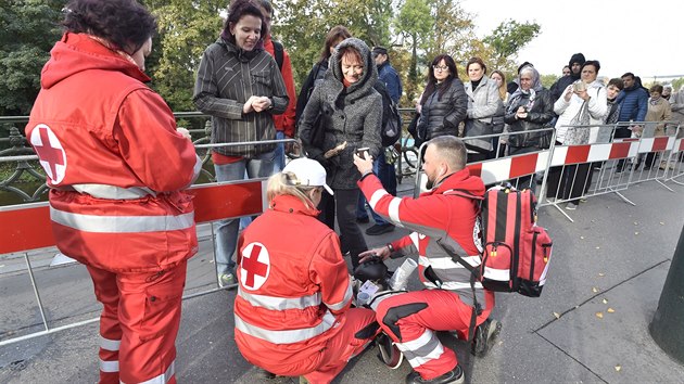 Zdravotnci podvaj aj lidem, kte stoj ve front na posledn rozlouen s Karlem Gottem. (11. jna 2019)