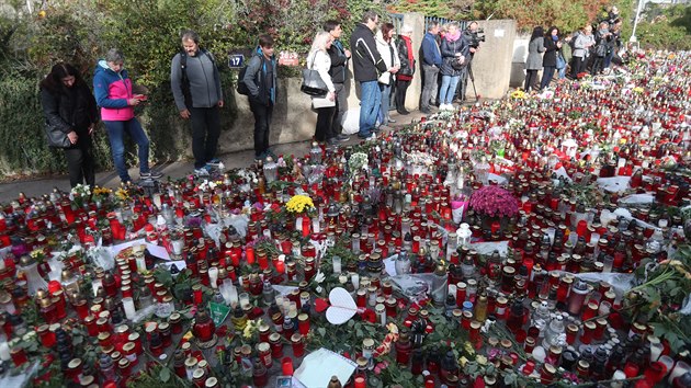 Lid i nadle uctvaj pamtku zpvka ped jeho domem. (11. jna 2019)