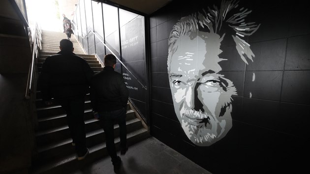 Umleck skupina Artsprayers ztvrnila Gottovu podobiznu na stnu jednoho z podchod od vestibulu metra Muzeum smrem na Vinohradskou tdu (11. jna 2019).