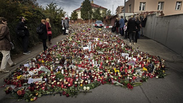 Lid se s Karlem Gottem chod louit i na Bertramku, kde zpvk bydlel (11. jna 2019).