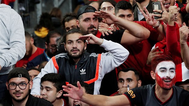 Turet fanouci odpovdaj na vojensk pozdrav svm fotbalistm  po remze s Franci v kvalifikanm utkn o postup na Euro 2020.