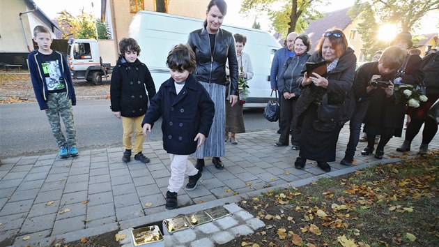 V Poln pibylo dalch pt pamtnch kamen za vlky deportovanm a zavradnm idovskm obyvatelm. Jejich slavnostn instalace se zastnili i pbuzn, kte tak uctili svoje staten pedky.