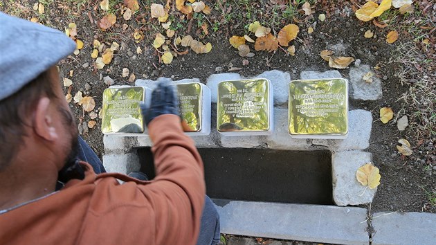 V Poln pibylo dalch pt pamtnch kamen za vlky deportovanm a zavradnm idovskm obyvatelm. Jejich slavnostn instalace se zastnili i pbuzn, kte tak uctili svoje staten pedky.