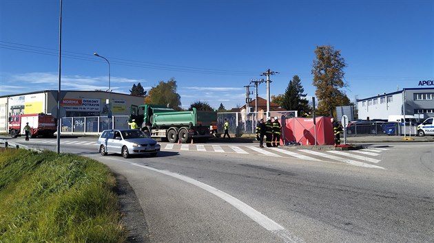 Nkladn automobil srazil cyklistku. Na mst zemela.