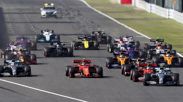 Lewis Hamilton, Valtteri Bottas a Charles Leclerc po startu Velk ceny Japonska formule 1.