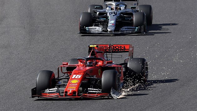 Charles Leclerc v problmech ve Velk cen Japonska formule 1, za nm Lewis Hamilton.