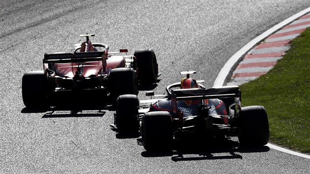 Charles Leclerc a Alexander Albon ve Velk cen Japonska formule 1.