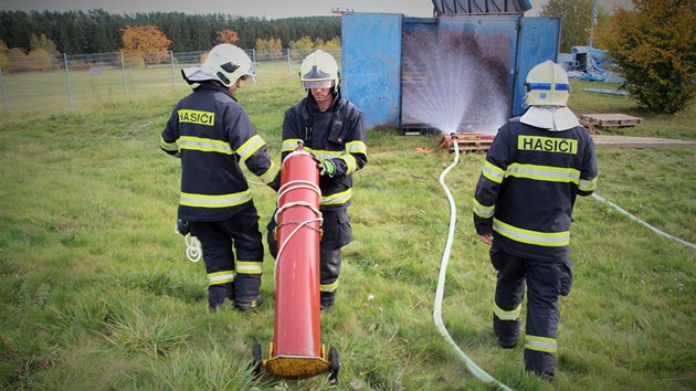 Stedoet hasii pi zsahu v Jevanech u tlakov ndoby spolupracovali s policejnmi odstelovai, kte lahev prostelili. (17. jna 2019)