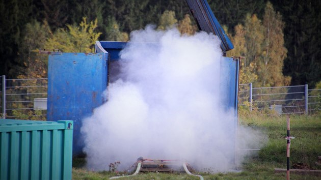 Stedoet hasii pi zsahu v Jevanech u tlakov ndoby spolupracovali s policejnmi odstelovai, kte lahev prostelili. (17. jna 2019)