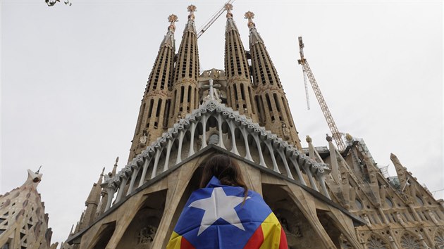 Zastnci nezvislho Katalnska se srocuj ped bazilikou Sagrada Famlia bhem protest v Barcelon. (18. jna 2019)