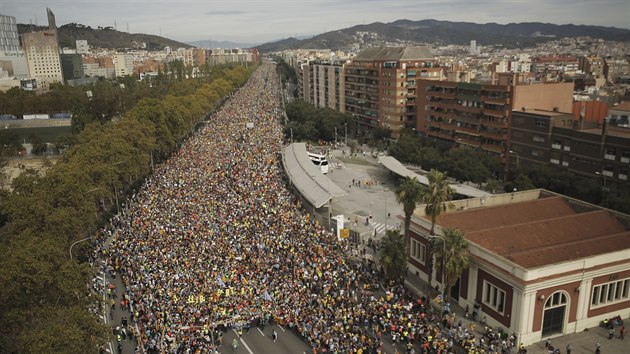 Zastnci nezvislho Katalnska protestuj v Barcelon proti trestm pro separatistick politiky. (18. jna 2019)