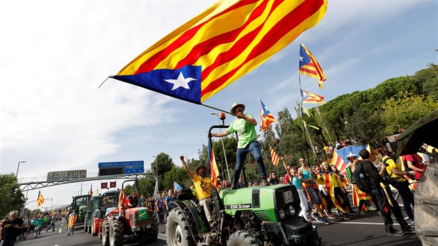 Zastnci nezvislho Katalnska protestuj v Barcelon proti trestm pro separatistick politiky. (18. jna 2019)