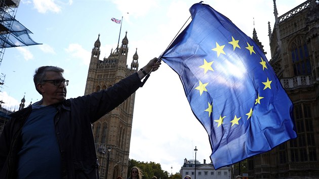 Odprci brexitu proli Londnem bhem jednn poslanc o dohod o odchodu Velk Britnie z EU. (19. jna 2019)