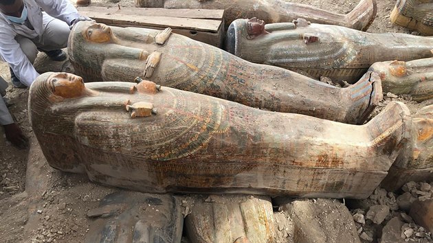 V egyptskm Luxoru uinili vjimen nlez ticeti barevn zdobench devnch sarkofg. (15. jna 2019)