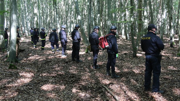 Policist a pyrotechnici pi itn od rozmetan munice okol druhho vybuchlho skladu ve Vlachovicch-Vrbticch (2019)