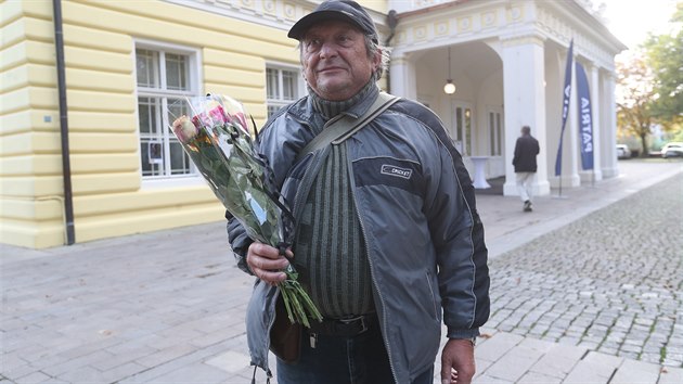 Prvn fanouek zesnulho Karla Gotta ji ek den ped otevenm sn na ofn, kde bude v ptek 11. jna 2019 vystavena mistrova rakev k poslednm rozlouen. (10.10.2019)