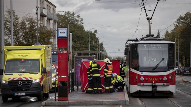 Pi stetu s tramvaj v ulici Na Petinch v Praze 6 zemela jednadvacetilet dvka. (10. jna 2019)