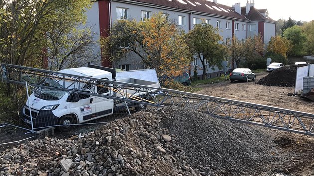 Na staveniti v ulici Stochovsk spadl dvacetimetrov jeb. (16. jna 2019)