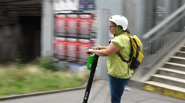 Patrolerka Ivana jezd po Praze a peparkovv patn postaven kolobky.