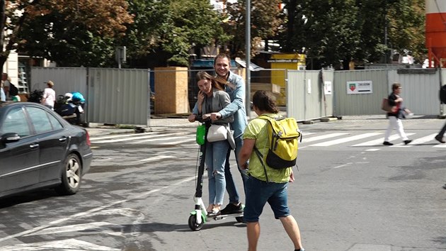 Patrolerka Ivana bh za lidmi a pouuje je, e nesmj jezdit po chodnku nebo ve dvou na jedn kolobce.