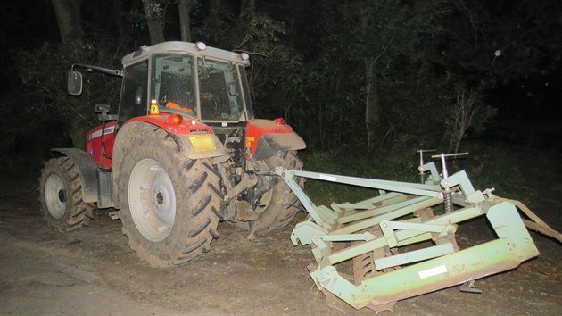 Na zce silnici se potkal osobn vz a traktor vezouc zemdlsk stroj, vsledkem byl rozpran bok auta a zrann idi.