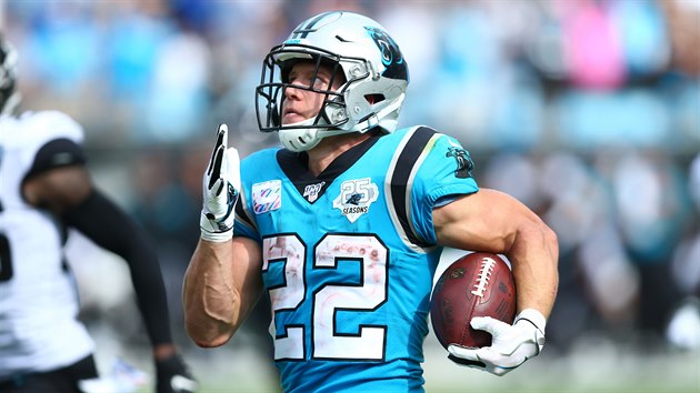 Christian McCaffrey (22) z Carolina Panthers to v duelu s Jacksonville Jaguars