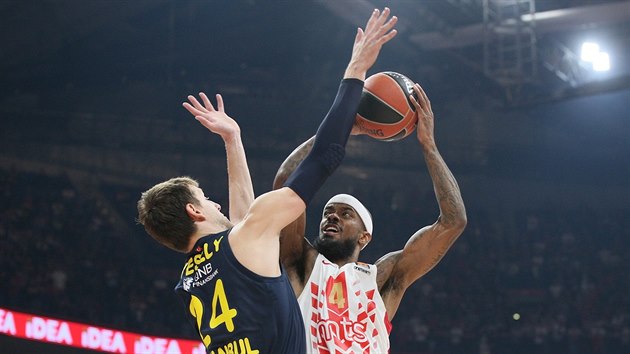 Jan Vesel (vlevo) z Fenerbahce Istanbul brn Lorenza Browna z Crven zvezdy Blehrad.