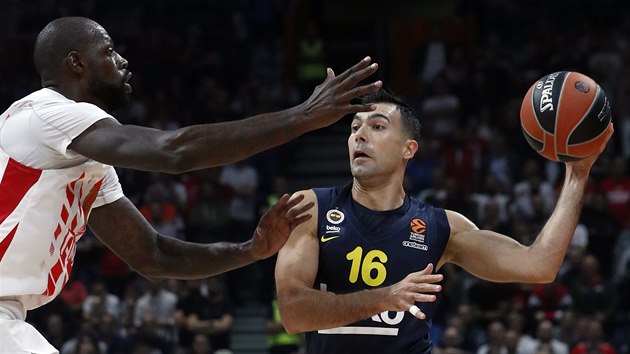 Kostas Slukas (vpravo) z Fenerbahce pihrv kolem Jamese Gista z Crven zvezdy Blehrad.