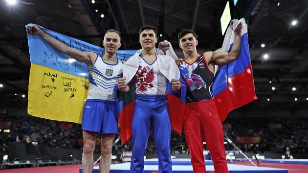 Rusk gymnasta Nikita Nagornyj ovldl vceboj na MS ve Stuttgartu, vpravo jeho stbrn krajan Artur Dalalojan, vlevo tet Oleg Verajev z Ukrajiny.