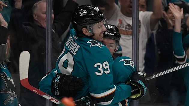 Tom Hertl (vpravo) a Logan Couture slav gl San Jose.