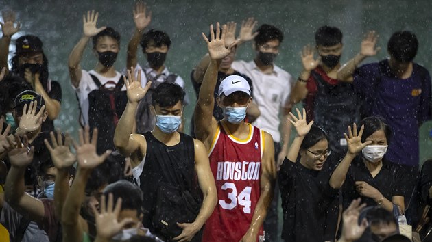 Vidt demonstranta v basketbalovm dresu, to je v Hongkongu bn. Mladci bojujc za obansk prva se seli na basketbalovm hiti a podkovali za podporu houstonskmu manaerovi Darylu Moreymu. (16. jna 2019)