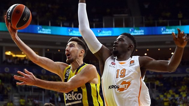 Nando De Colo (vlevo) z Fenerbahce to v duelu s Baskoni kolem Youssouphy Falla.