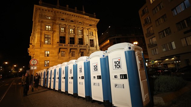 Pro fanouky ekajc na rozlouen s Karlem Gottem na ofn byly umstny u Nrodnho divadla mobiln toalety. (10. z 2019)