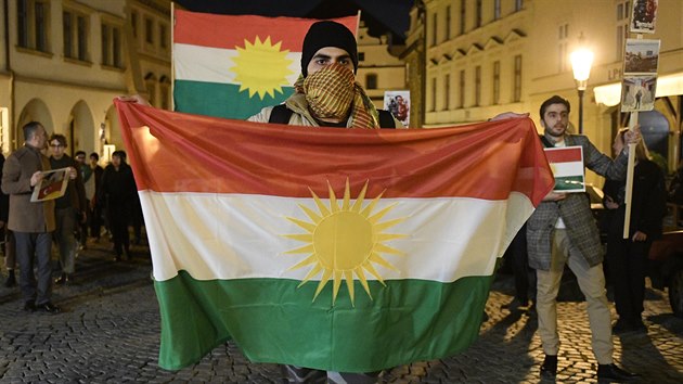 Na podporu Kurd na severu Srie se 16. jna 2019 v podveer selo v Praze na Klrov asi 700 lid, kte demonstrovali proti tureck ofenziv. (16. jna 2019)