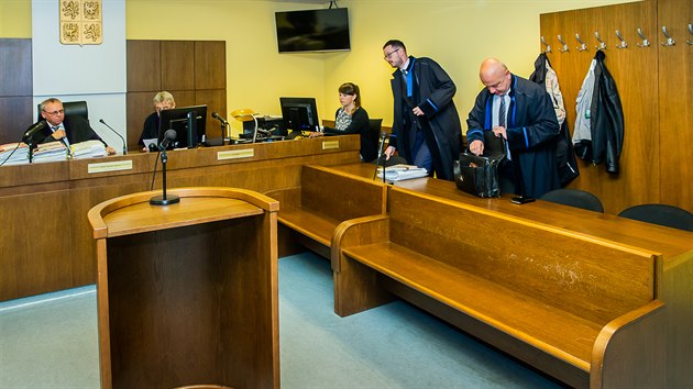 Krajsk soud v Hradci Krlov potet otevel kauzu fotoateliru, v n je obalovan Pavel Rohel. Na vodn jednn nedorazil (14. 10. 2019).