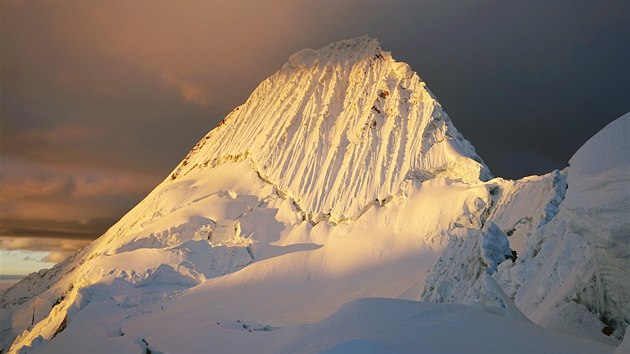 Alpamayo, kter je povaovna za jednu z nejkrsnjch hor na svt, pi zpadu slunce