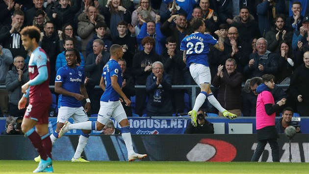 Evertonsk fotbalista Bernard se raduje ze sv branky v utkn proti West Hamu.