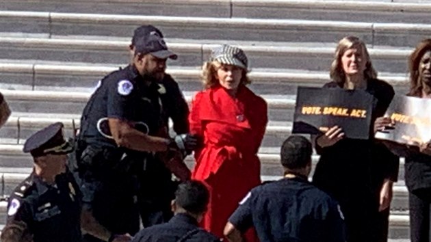 Jane Fondovou zatkli bhem protest proti klimatickm zmnm (Washington, 11. jna 2019).