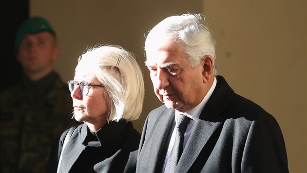 Miroslav Donutil s manželkou na Pražském hradě míří na zádušní mši za Karla Gotta (Praha, 12. října 2019).