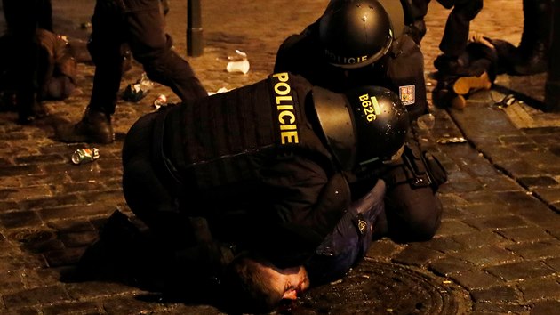 Policist v centru Prahy zadreli nkolik fotbalovch fanouk. (11. z 2019)