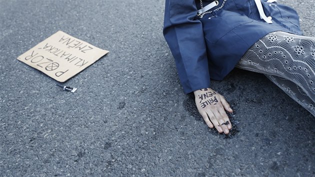 Ekologičtí aktivisté z hnutí Extinction Rebellion zablokovali magistrálu v centru Prahy. Asi třicet lidí si lehlo na přechod pro chodce u Národního muzea. Proti některým zasáhla policie poté, co se lepidle přilepili k vozovce. (12. října 2019)