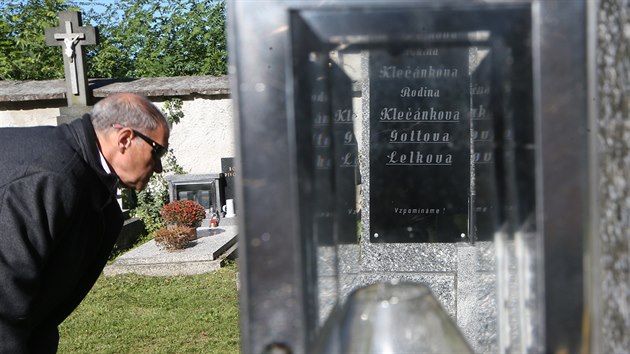 Vzpomnhkov akce na zesnulho Karla Gotta. Rodinn hrob na obecnm hbitov. (12.10.2019)